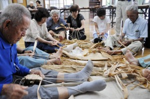 先輩会員からサバ作りを習った下城老人会の物作り教室＝１１日、下城公民館