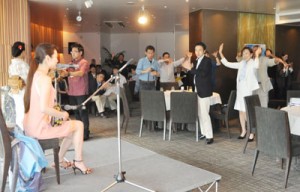里アンナさんのライブで手踊りしながら盛り上がる参加者ら＝７日、横浜マリンタワー