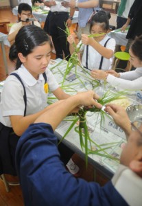 地域に伝わる伝統の「ガヤマキ」作りに取り組む児童＝６日、大和村の名音小学校