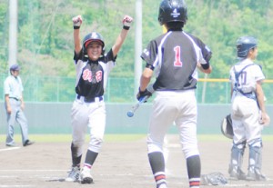 決勝戦・五回にランニングホームランを放ち、ガッツポーズする朝日野球ＳＰの藤崎＝７日、奄美市の名瀬運動公園市民球場