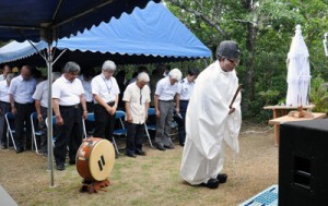 山の恵みに感謝し、安全を祈願した例祭＝１３日、知名町の大山神社境内