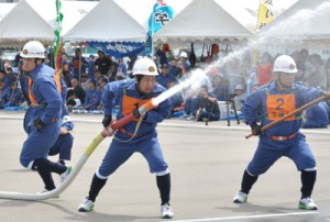 各消防団が訓練の成果を競った消防操法大会＝２２日、瀬戸内町古仁屋