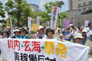 鹿児島県庁前で川内原発の再稼働反対を訴える参加者＝１３日午後０時５６分、鹿児島市