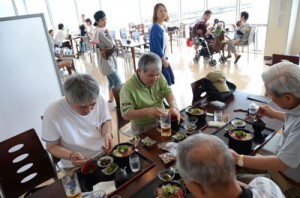 観光客や住民でにぎわう「せとうち海の駅レストラン」＝２２日、瀬戸内町古仁屋