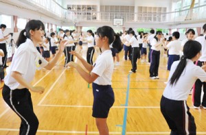 ダンスで交流する鹿児島大学の大学生（左）と節田小児童＝２０日、奄美市笠利町