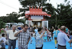 殿智神社例祭で総踊りを奉納する集落住民＝１２日、知名町上平川