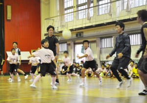 約１２０人が参加したヴィッセル神戸の選手らによるサッカー教室＝１１日、徳之島町