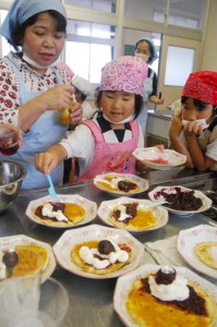 スモモのジャムやコンポートで大和村特製パンケーキを手作りした＝１９日、大棚小学校