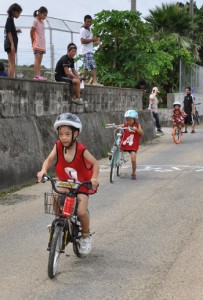 小中学生１２０人がスイムやバイク、ランで競ったチャレンジＫＩＤＳ徳之島大会＝２８日、天城町