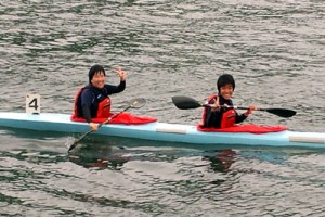 少年カヤックペアの部で２位入賞。国体への出場を決めた上和田（前）と山野＝１３日、水俣市