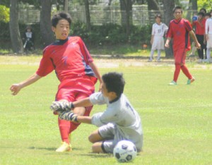 【サッカー１回戦・与論―皇徳寺】延長後半、与論は市来のゴールで勝ち越しに成功。３―２とする＝２２日、県立吹上浜海浜公園サッカー場