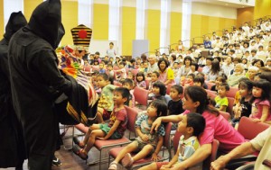 子どもたちが伝統芸能に理解を深めた人形浄瑠璃「文楽座」の公演＝２日、伊仙町