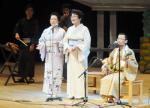 出演者が自慢ののどを披露して聴衆を楽しませた「シマあすびの夕べ」＝３１日、奄美市名瀬の奄美文化センター