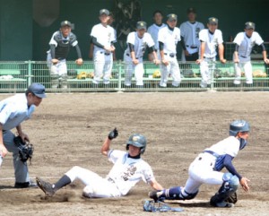 【徳之島―川辺】四回、犠飛で生還する富山将＝１６日、鴨池市民球場