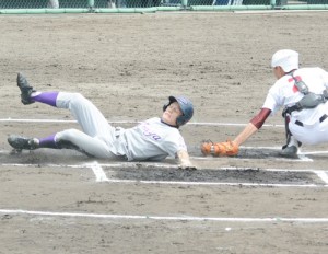 初回、南の適時三塁打で山畑が返り、古仁屋が先制＝５日、県立鴨池球場