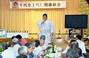 激励会で島民を前にあいさつする千代皇関＝６月２９日、与論町の茶花自治公民館