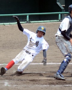 七回裏、竹山の適時打で白井が決勝のホームを踏む＝１８日、県立鴨池球場