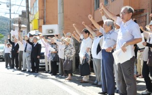 自衛隊誘致反対を訴えこぶしを突き上げる参加者＝３日、奄美市