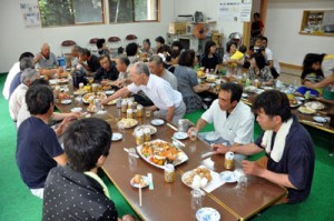  ６８回目の入植記念日を祝って開かれた盤山集落の集い＝１８日、錦江町田代麓