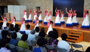 会場に南国の風を届けたネリヤカナヤフェスタのフラダンスパーティー=20日、県奄美パーク