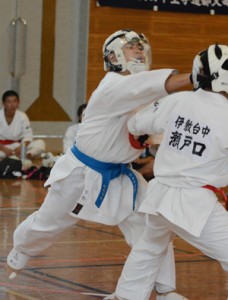 【空手道・男子団体組手決勝】優勝を懸けて戦う朝日大将の下野（左）＝２５日、吉田文化体育センター