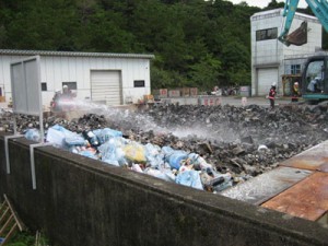 空き缶など約３０㌧が燃えた名瀬クリーンセンターの不燃ごみ置き場＝７月１７日（大島地区衛生組合提供）