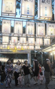 ２００個の灯籠が境内に通じる参道を照らし、人々の目を引いた六月灯＝２６日、奄美市名瀬の高千穂神社