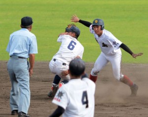 【４回戦・大島―川内商工】大島は八回裏、小野が二盗を仕掛けるもタッチアウト＝１９日、鴨池市民球場