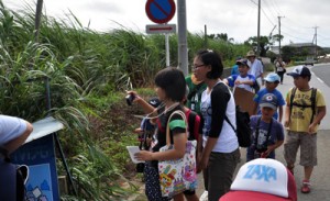通学路を歩き、危険な場所などを調べる児童ら＝１２日、和泊町内城