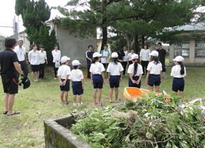 小湊小学校の清掃を行った奄美看護福祉専門学校の教諭と学生（提供写真）