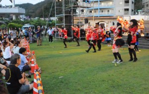 華やかなダンスで会場を沸かせたリズミックダンススタジオのステージ＝４日、御殿浜公園