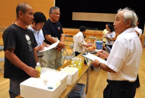 地場産食材などを使った商品を対象にした「あまみ島一番コンテスト」の審査＝１８日、徳之島町