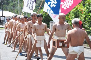 青壮年団らが「ヨイヤ、ヨイヤー」の掛け声とともに練り歩く振り出し＝１０日、宇検村部連