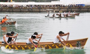 男女合わせて81チームが出場したひらとみ祭りの舟こぎ競争＝30日、大和村