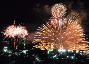 約３千発が打ち上げられた花火＝２４日夜、宇検村