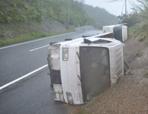 暴風で横転したとみられる２台の軽貨物車＝１日午後２時ごろ、瀬戸内町