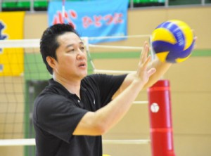 小中学生を対象にした川合俊一さんのバレーボール教室＝３１日、宇検村総合体育館