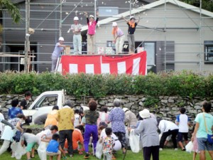 ノエビアが整備する里親施設の棟上げ＝１２日、与路島