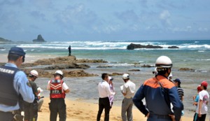 男女２人が流され行方不明になった現場＝４日午後０時３０分ごろ、奄美市笠利町土浜