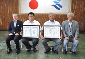指導漁業士認定証を受け取る徳田さん（左から２人目）と濵崎さん（右から２人目）＝２２日、県大島支庁