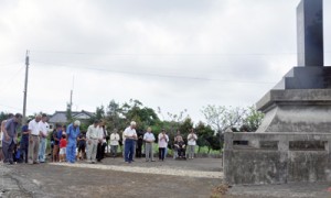 慰霊碑の前で黙とうをささげる参列者＝１５日、知名町久志検