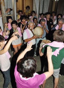 夜を徹して歌い踊った住民ら＝１７日午前０時２０分ごろ、徳之島町井之川