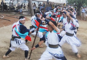 男性たちが鎌や棒などで勇壮に踊る「棒踊り」＝１７日、大和浜集落