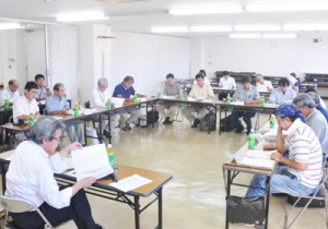 奄美大島生物多様性地域戦略の策定へ向けて開かれた専門委の会合＝２１日、奄美市
