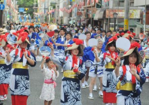 観衆も一緒になって祭り気分を満喫した奄美まつりのパレード＝３日、奄美市名瀬