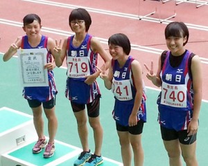 低学年リレーで３位と躍進した朝日。左から二ツ森、幾、越間、武田（提供写真）