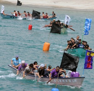 １０１チームが熱戦を繰り広げた海上競技＝３日、和泊町