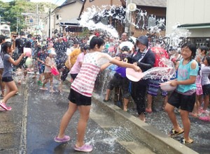 豪快に水を掛け合い厄を払った「ネィンケ」＝１７日、徳之島町亀徳