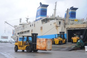 海のダイヤが回復し、生活物資の荷役作業が急ピッチで行われた名瀬港＝３日午前９時半ごろ、奄美市名瀬