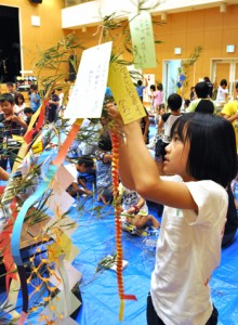 七夕の飾り付けを楽しむ参加者ら＝６日、徳之島町